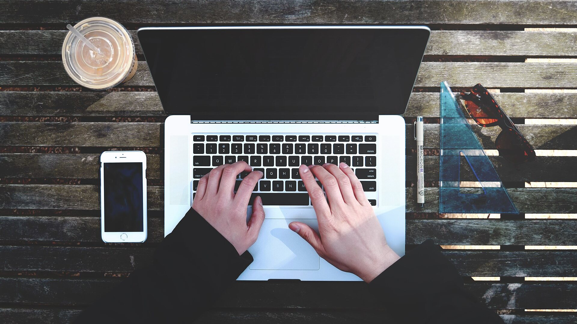 Laptop Life - Ergonomics for Hybrid & Travelling Workers